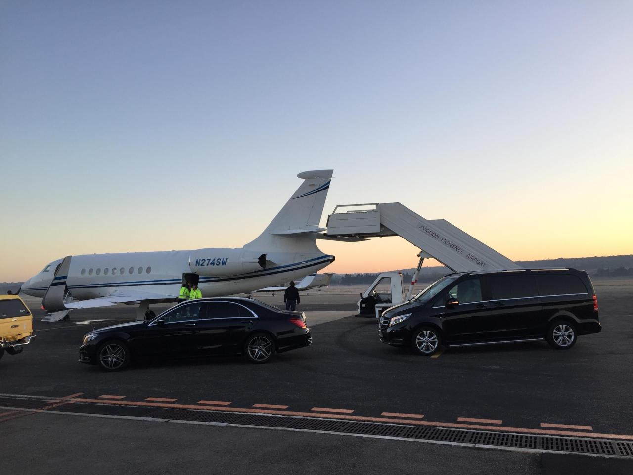 Location de voiture avec chauffeur à Val d'Isère : Mercedes Classe S et Classe V au pied d'un jet privé sur le tarmac