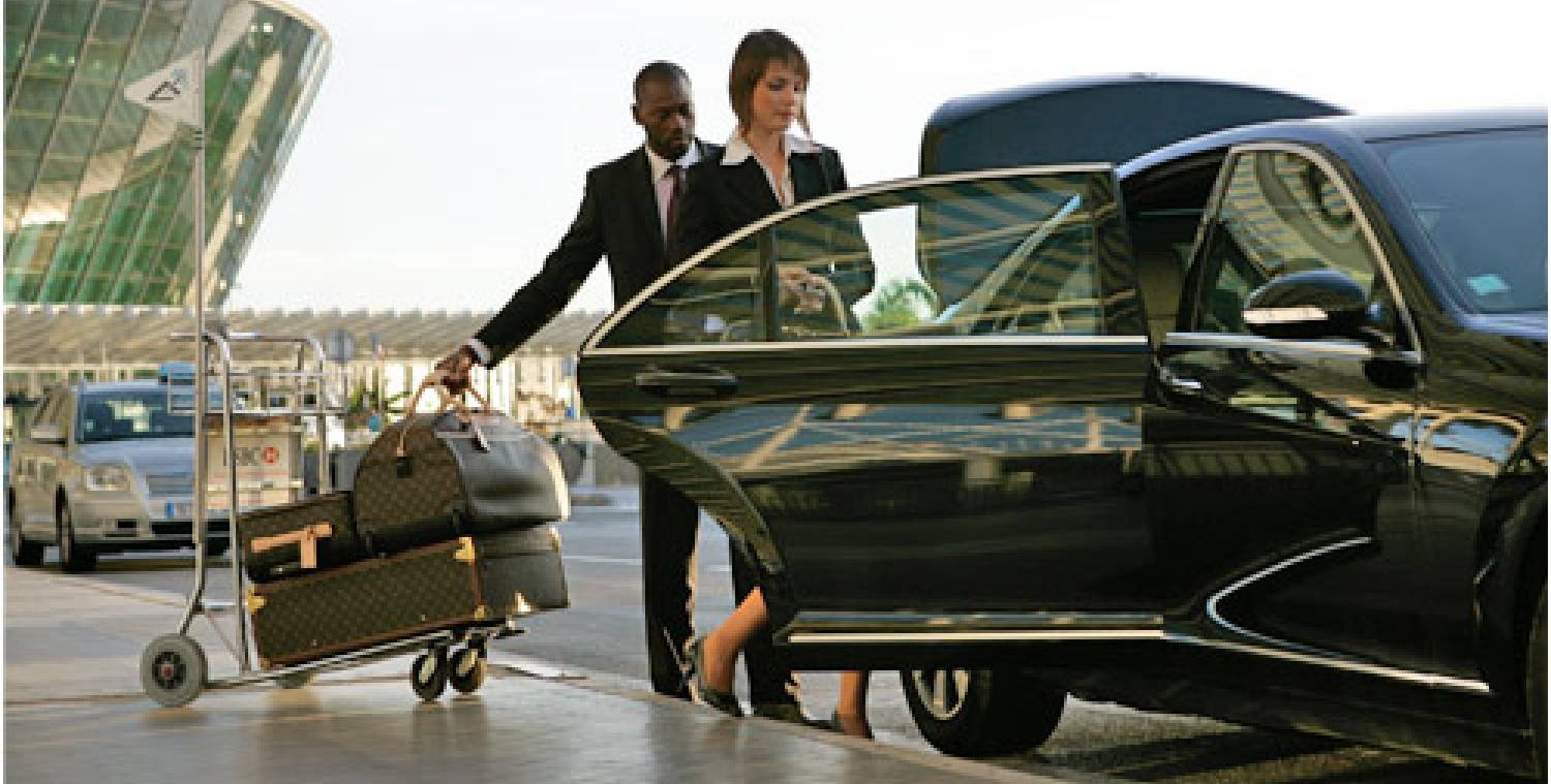 Chauffeur privé VTC en Tarentaise accueillant un client à l'aéroport